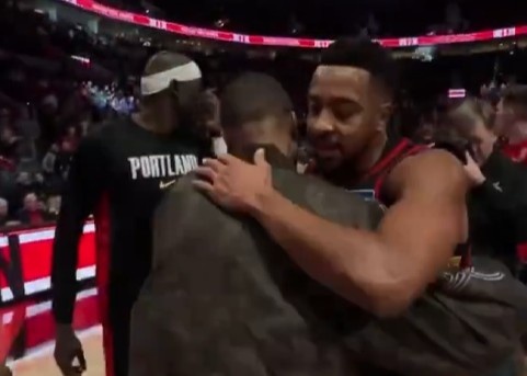 开云入口使用方法-昔日开拓者双枪！麦科勒姆重回波特兰 赛后与利拉德拥抱致意