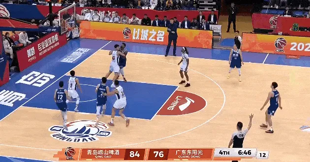 开云入口网址-段昂君身后抢篮板撞到徐杰膝盖，徐杰小腿不适被换下场